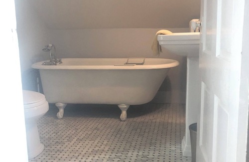 Wellesley Apartment | Cozy 1 bedroom in great Wellesley location. 1block from the commuter rail.