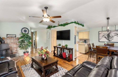 Julian House | Cozy 10 guest, 4 Bedroom, 2 Bath, Pet Friendly, 2-minute walk to downtown Julian