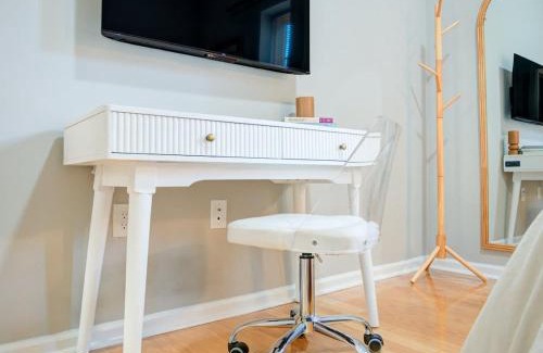 Rittenhouse Row Apartment | Cozy 1BD With Balcony