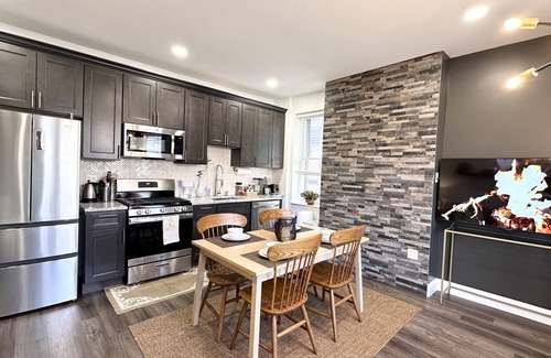 Spruce Hill Apartment | Cozy 2 bdrm Unit/Big Kitchen-2 TV- University City