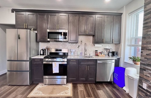 Spruce Hill Apartment | Cozy 2 bdrm Unit/Big Kitchen-2 TV- University City