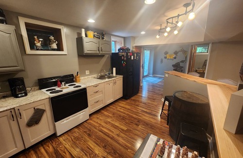 Joffre Apartment | Cozy 2-bedroom apartment in pleasant McDonald with WiFi, AC