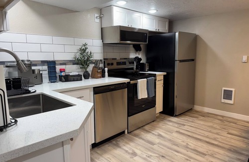 McLoughlin Apartment | Cozy 2-bedroom basement ADU in charming Oregon City with WiFi & AC