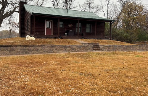 Big Stone City Cabin | Cozy 2-bedroom cabin with WiFi, AC in serene Big Stone City