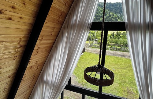 Likani Ski Chalet | Cozy 2-bedroom chalet in wonderful Tba with AC