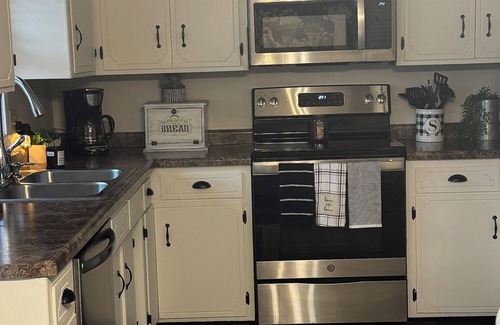 Ashwaubenon Condo | Cozy 2-bedroom condo in awesome Ashwaubenon with WiFi, AC.