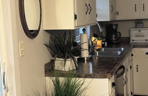 Ashwaubenon Condo | Cozy 2-bedroom condo in awesome Ashwaubenon with WiFi, AC.