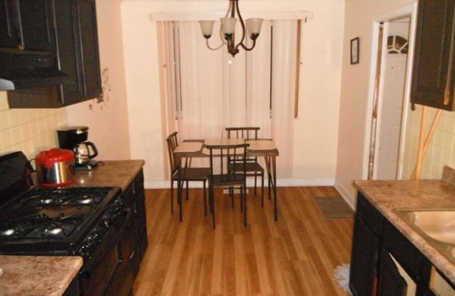 Roseland House | Cozy 2 bedroom single residence near the Historical Beverly Hills community