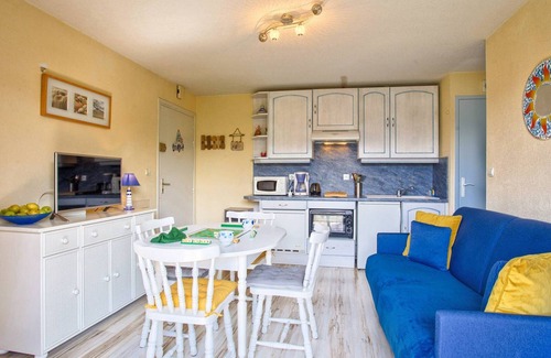 Le Home Apartment | Cozy 2-BR Apartment Near Normandy Beach with Private Parking