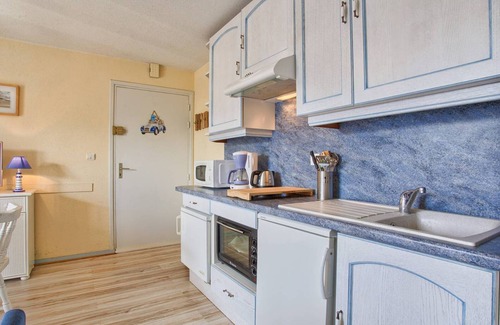 Le Home Apartment | Cozy 2-BR Apartment Near Normandy Beach with Private Parking
