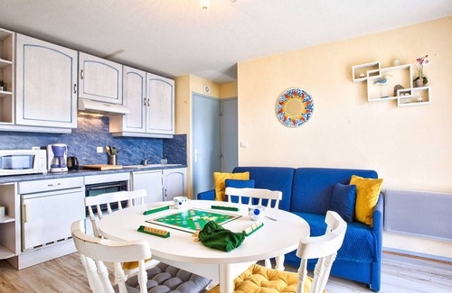 Le Home Apartment | Cozy 2-BR Apartment Near Normandy Beach with Private Parking