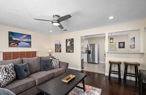 Raisin House | Cozy 2B/1Bth w Great Access to Airport