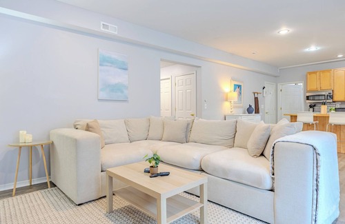 Herndon House | Cozy 2bd-ba Private Above Ground First Floor Suite