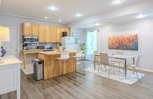 Herndon House | Cozy 2bd-ba Private Above Ground First Floor Suite