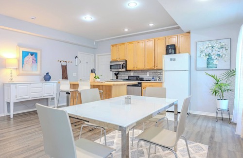 Herndon House | Cozy 2bd-ba Private Above Ground First Floor Suite