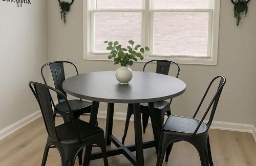 North Park Apartment | Cozy 2BR Apt near Parks & Shops - Kimball A2