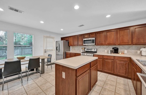 College Park House | Cozy 3-Bed Woodland Retreat with Firepit, Game Room, and Fully Equipped Kitchen Near Festival