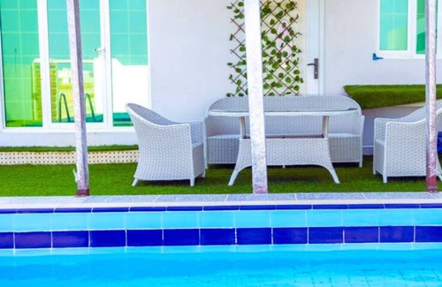 Al Hadd House | Cozy 3-bedroom Chalet in charming Ras Al Hadd with private swimming pool