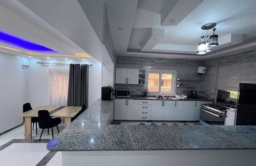 New Cairo Apartment | Cozy 3BR Apt - King Bed - with AC & WiFi in New Cairo, 5th Settlement