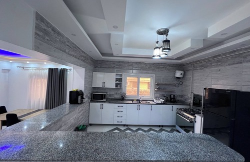 New Cairo Apartment | Cozy 3BR Apt - King Bed - with AC & WiFi in New Cairo, 5th Settlement