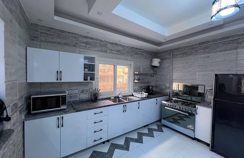 New Cairo Apartment | Cozy 3BR Apt - King Bed - with AC & WiFi in New Cairo, 5th Settlement