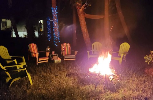 Clewiston House | Cozy 3br lake house: perfect for cozy star gazing by the firepit & fishing fun.