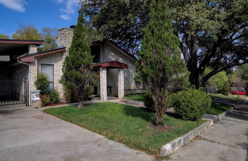 Leon Valley House | Cozy 4-bedroom house in wonderful San Antonio with WiFi, AC, and pet friendly.