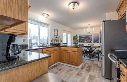 South End House | Cozy 4-bedroom house with WiFi, central air, & EV Charging in Tacoma