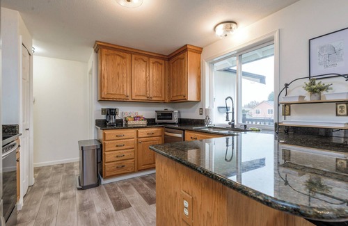 South End House | Cozy 4-bedroom house with WiFi, central air, & EV Charging in Tacoma