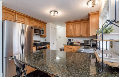 South End House | Cozy 4-bedroom house with WiFi, central air, & EV Charging in Tacoma