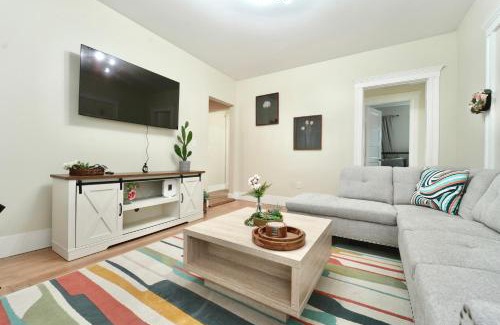 East Somerville Apartment | Cozy 4BD2BA Near Boston-Encore-T-Station and Diners