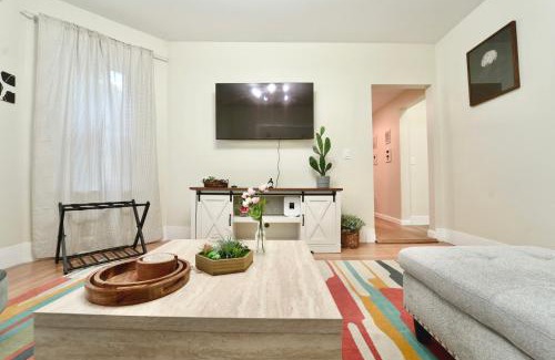 East Somerville Apartment | Cozy 4BD2BA Near Boston-Encore-T-Station and Diners