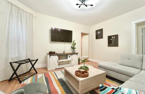East Somerville Apartment | Cozy 4BD2BA Near Boston-Encore-T-Station and Diners