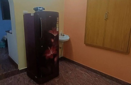 KK Nagar House | Cozy AC room W work desk & Balcony