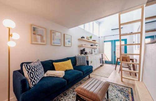 Blackshear-Prospect Hill Apartment | Cozy and Bright Mid-Century Gem in Eastside Action