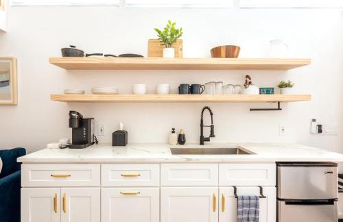 Blackshear-Prospect Hill Apartment | Cozy and Bright Mid-Century Gem in Eastside Action