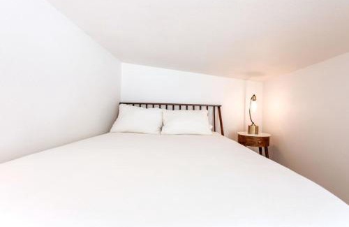 Blackshear-Prospect Hill Apartment | Cozy and Bright Mid-Century Gem in Eastside Action