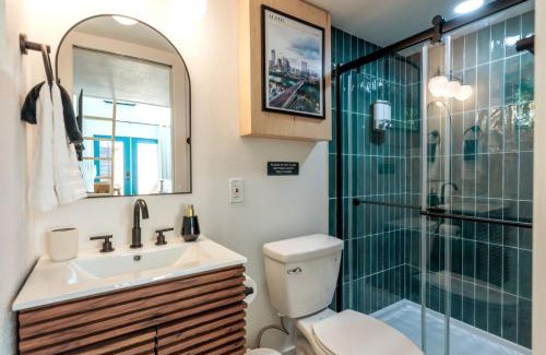 Blackshear-Prospect Hill Apartment | Cozy and Bright Mid-Century Gem in Eastside Action