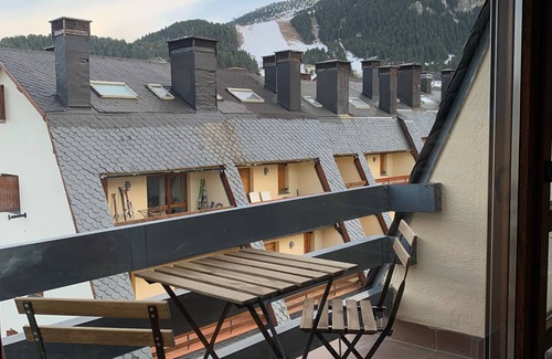 La Molina Apartment | Cozy and sunny apartment at the foot of the slopes of La Molina with fireplace