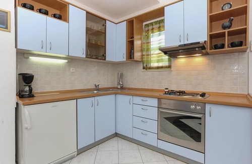 Arbanija Apartment | Cozy apartment in Arbanija with WiFi