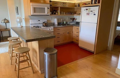 Hardwick Apartment | Cozy Apartment in Hardwick Village (3B)