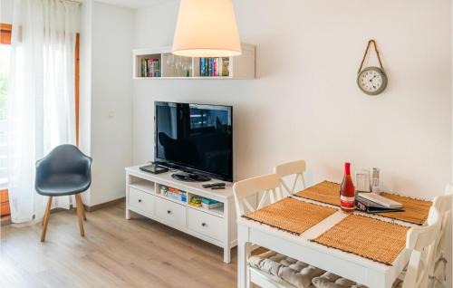 Schwackendorf Apartment | Cozy Apartment In Hasselberg With Wifi