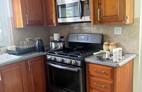 Woodlands Apartment | Cozy apartment in lovely Olveston with AC, WiFi. Close to Salem and Old town.