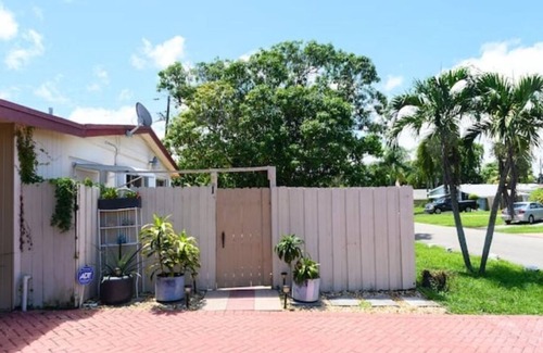 West Hollywood Apartment | Cozy Apt - 15 Minutes Drive from Hollywood Beach!