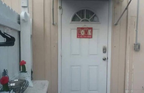 West Hollywood Apartment | Cozy Apt - 15 Minutes Drive from Hollywood Beach!