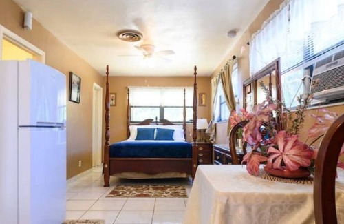 West Hollywood Apartment | Cozy Apt - 15 Minutes Drive from Hollywood Beach!