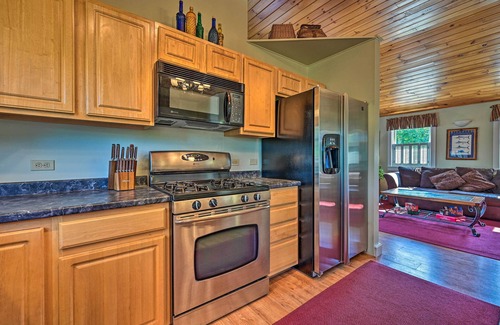 Moscow Apartment | Cozy Apt w/Hot Tub & Deck, 10 Mi to Stowe Resort!