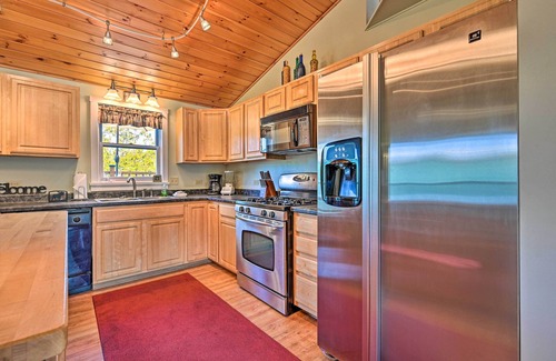 Moscow Apartment | Cozy Apt w/Hot Tub & Deck, 10 Mi to Stowe Resort!