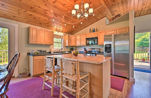 Moscow Apartment | Cozy Apt w/Hot Tub & Deck, 10 Mi to Stowe Resort!