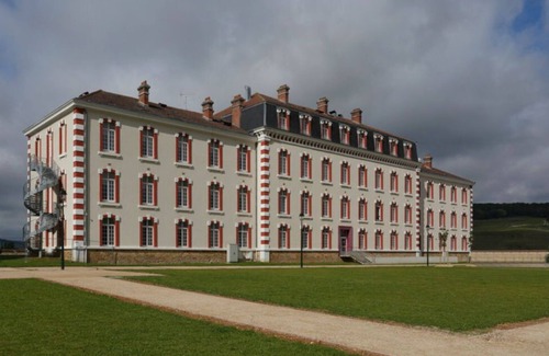 Epernay Condo | Cozy Apt w/Kitchen + Free Wi-Fi! On-Site Parking